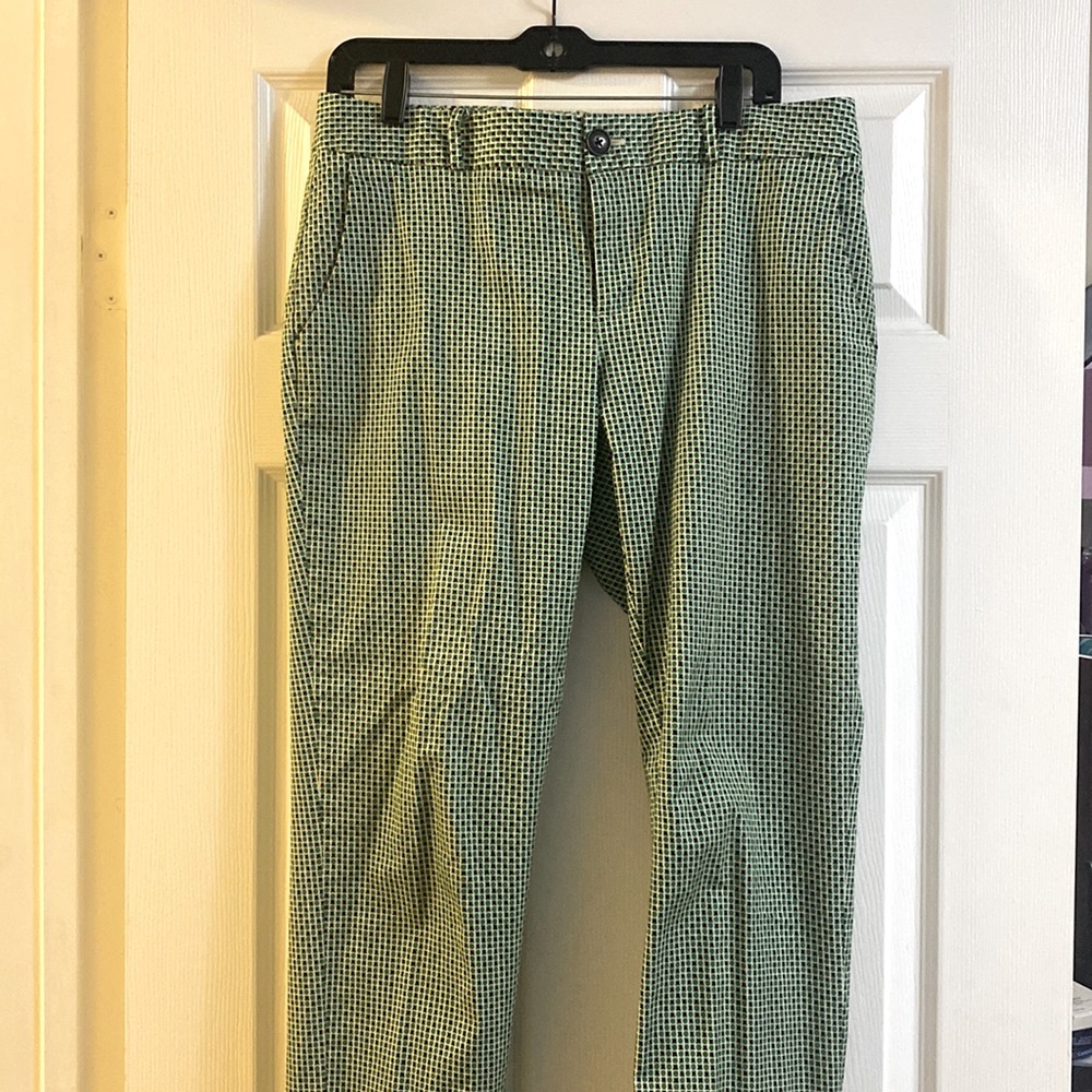 Green and black cotton cropped fit pants.